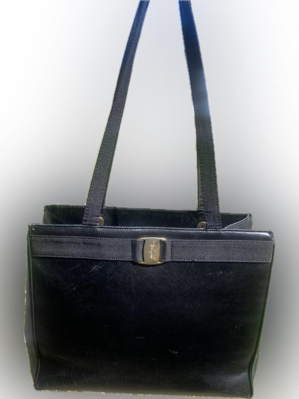 ✨ (VTG) SALVATORE FERRAGAMO- VERA BOW TOTE W/ Dust Bag 💼 - Picture 3 of 15